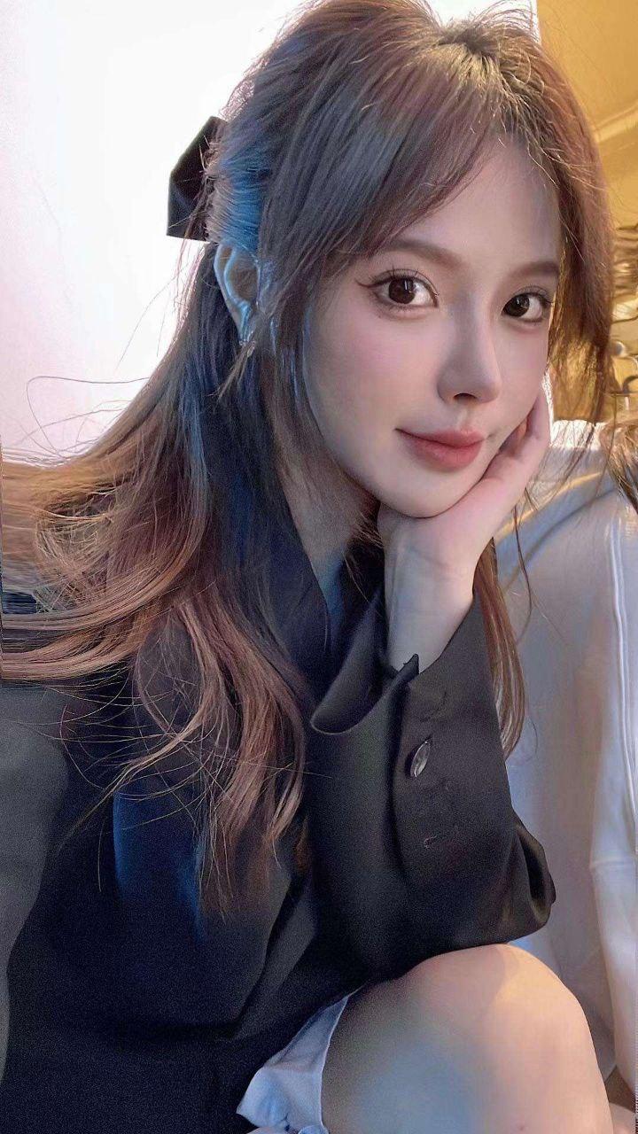 阳光突现，点亮露天茶馆的温馨时光